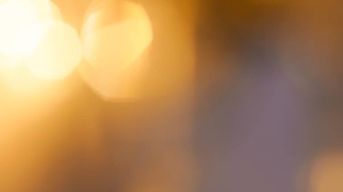 Yumuşak, ışıldayan ışıkları ve ışıldayan bir efekti olan altın renkli şenlik arka planı.