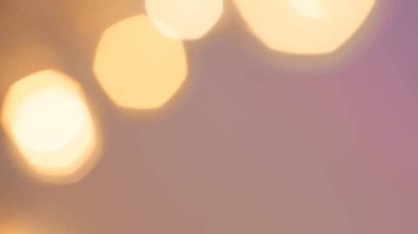 Işıl ışıl parlayan, ışıl ışıl bir tatil arka planında altın bokeh ışıkları..