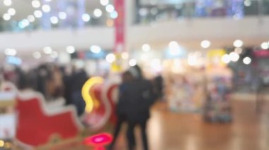  Bulanık bir Noel alışveriş merkezi. Parlak dekorasyonlar, şenlik cazibesi, Noel pazarı.