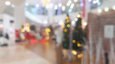  Bulanık bir Noel alışveriş merkezi. Parlak dekorasyonlar, şenlik cazibesi, Noel pazarı.