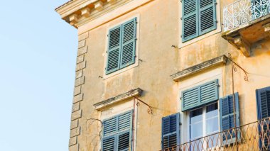 Avrupa 'da kaldırımlı bir cadde boyunca eski Avrupa binalarının güzel cepheleri