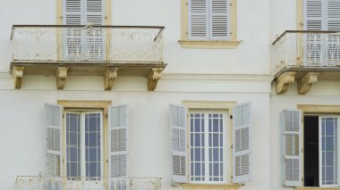 Kültürel titreşimleri olan tarihi bir kasabada eski Avrupa binaları.