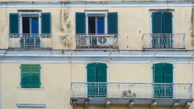 Çakıl taşları ve cazibesi olan eski bir kasaba sokağındaki eski Avrupa binaları