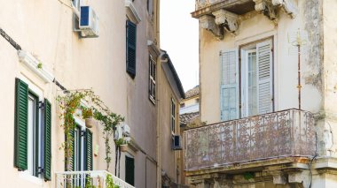 Tarihi binaları ve kaldırımlı caddeleri olan sakin Avrupalı eski bir kasaba.