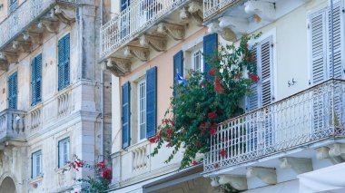 Çakıl taşları ve cazibesi olan eski bir kasaba sokağındaki eski Avrupa binaları