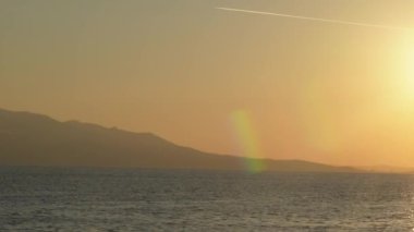 Deniz ve kıyı manzarası sakin turuncu bir günbatımı, yaz sıcacık yurtdışı turları