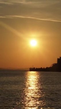 Deniz ve kıyı manzarası sakin turuncu bir günbatımı, yaz sıcacık yurtdışı turları