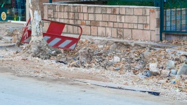 Kırsal bir inşaat bölgesi boyunca yerleştirilen yol çalışması güvenlik levhalarına yakın çekim.