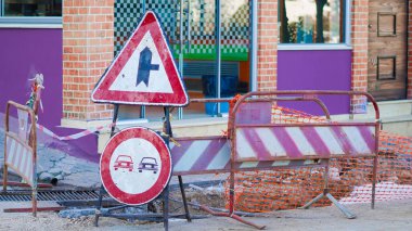 Kırsal bir inşaat bölgesi boyunca yerleştirilen yol çalışması güvenlik levhalarına yakın çekim.