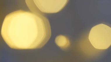 Pürüzsüz, sıcak bir ışıltıyla soyut bir arka planda parıldayan altın bokeh..