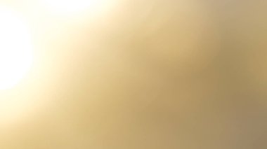 Parlayan ve parıldayan ışık efektleriyle soyut altın bokeh arkaplan.