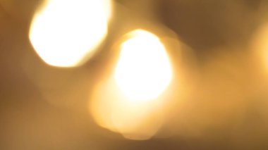 Yumuşak odaklı ve zarif sıcak tonlu parlak altın bokeh ışıkları..