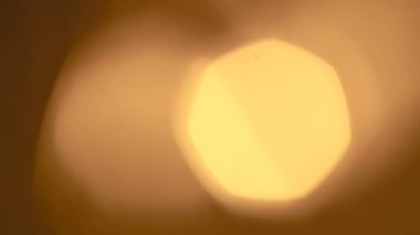 Işıltılı ışıltılı ve rüya gibi efektli yumuşak altın bokeh arka plan.