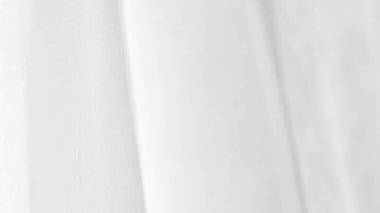 Yumuşak beyaz peçeli, yumuşak kıvrımlı ve havadar şifon desenli..