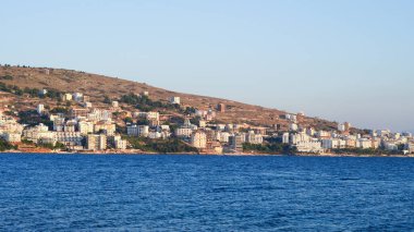 Sarande 'nin deniz manzaralı, Arnavutluk' un deniz üzerinde sersemletici gün batımı