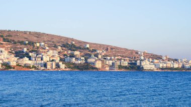 Sarande 'nin deniz manzaralı, Arnavutluk' un deniz üzerinde sersemletici gün batımı