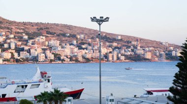 Sarande 'nin deniz manzaralı, Arnavutluk' un deniz üzerinde sersemletici gün batımı