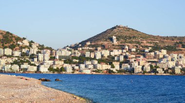 Sarande 'nin deniz manzaralı, Arnavutluk' un deniz üzerinde sersemletici gün batımı
