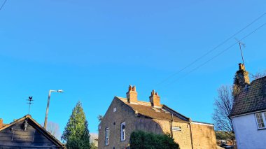 Büyüleyici kiremitli çatıları olan İngiliz kırsal köyünün havadan görünüşü