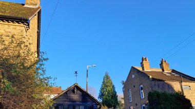 Büyüleyici kiremitli çatıları olan İngiliz kırsal köyünün havadan görünüşü