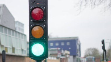 Aktif yol çalışması ve akışı düzenleyen trafik ışıklarına sahip bir inşaat alanı