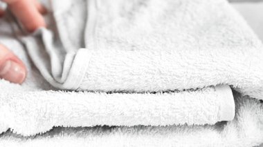 Lüks bir otel ortamında yüksek kaliteli beyaz havlu.