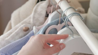 Gardıropta asılı rahat sonbahar kıyafetleri, toprak tonları ve dokuları vurguluyor.