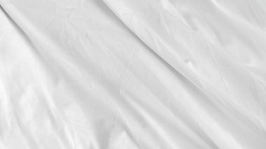 Parlak yatak odası, dağınık beyaz yatak odası ve rahat, sakin bir atmosfer.