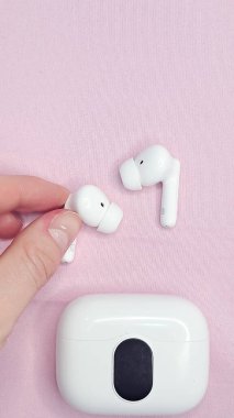 Temiz ve modern estetik kulaklıklı bluetooth kulaklıklar.