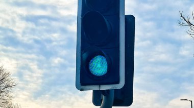 Şehir ışıkları hareketli araçlar ve parlayan levhalarla işlek yolları aydınlatıyor