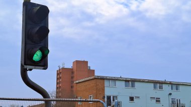 Sokak lambaları hareketli araçlarla işlek yolları aydınlatıyor