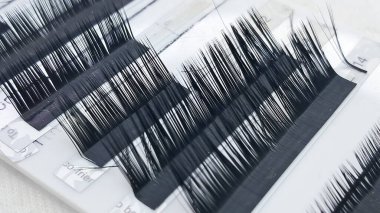 Uygulama için kirpik uzantılarını ve profesyonel araçları kapat