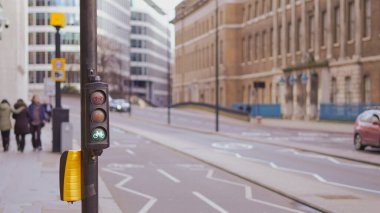 Modern kentsel çevrede ıslak yollara yansıyan trafik ışıkları