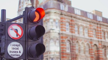 Modern kentsel çevrede ıslak yollara yansıyan trafik ışıkları