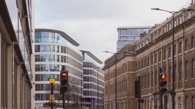 Yoğun sokakları ve modern gökdelenleri olan bir finans bölgesinde trafik ışıkları.