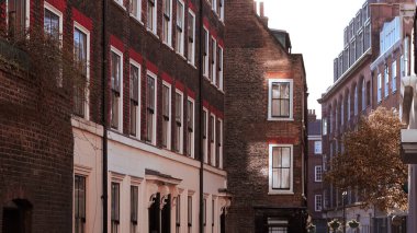 Geleneksel Londra sokakları tarihi ve kültürel binalarla dolu.