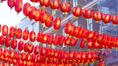 Bir festival sırasında sokakta asılı duran kırmızı Çin fenerleri.