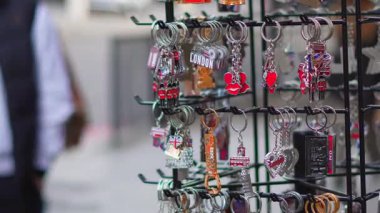 Londra 'da bir sokak standında sergilenen renkli hatıralar turistleri cezbediyor..