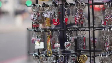 Londra 'da bir sokak standında sergilenen renkli hatıralar turistleri cezbediyor..