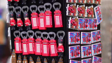 Londra 'da bir sokak standında sergilenen renkli hatıralar turistleri cezbediyor..