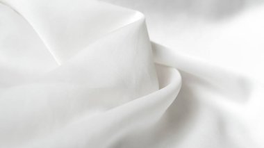 Dalgalar gibi kıvrımlı yumuşak beyaz saten kumaş