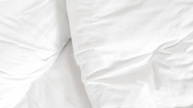 Yumuşak dokuları ve minimal tarzı olan beyaz çarşaf ve yorgan arkaplan
