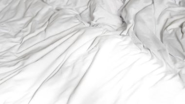 Yumuşak dokuları ve minimal tarzı olan beyaz çarşaf ve yorgan arkaplan