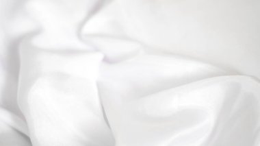 Yumuşak, zarif kıvrımlı beyaz ipek kumaş.