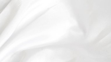 Yumuşak, zarif kıvrımlı beyaz ipek kumaş.