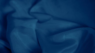 Soyut mavi ipek dalgalar hafif bir parıltıyla ışığı yansıtıyor
