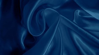 Yumuşak mavi ipek kıvrımlar, pürüzsüz akış şekilleriyle hipnotik bir etki yaratır.