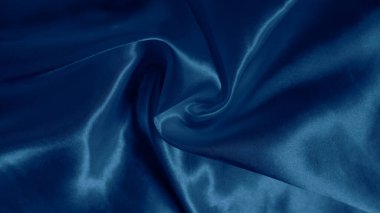 Yumuşak mavi tonlarda, dalgalı ve narin parıltılı rüya gibi ipek dokular.