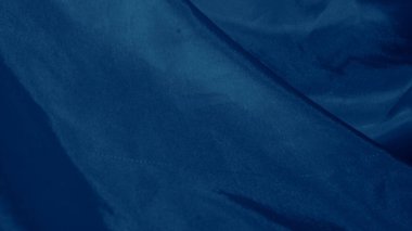 Zarif mavi ipek kumaş zarif bir şekilde yanardöner bir ışıltıyla örtülmüş.