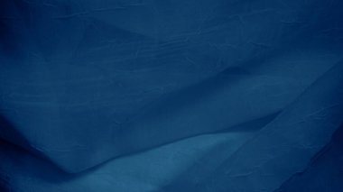 Soyut mavi ipek dalgalar hafif bir parıltıyla ışığı yansıtıyor